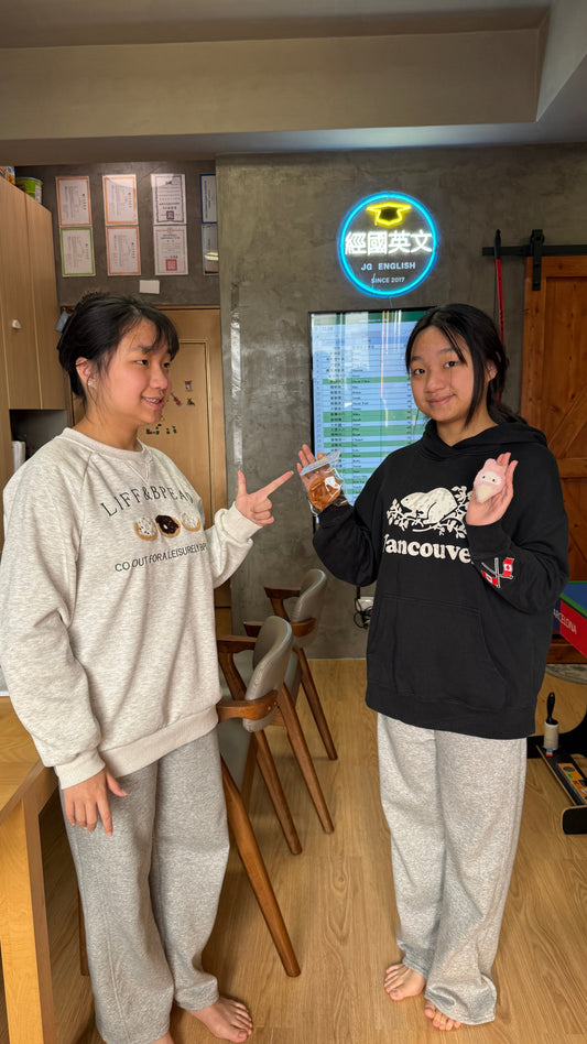 武陵高中二年級的 Ting Ting 和就讀桃園高中二年級的雙胞胎妹妹 Sharon，一直都是經國英文的超級好學生！📚